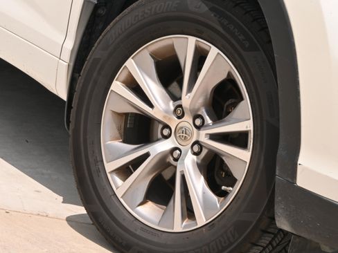 Used 2014 Toyota Highlander XLE AWD/4WD image 11