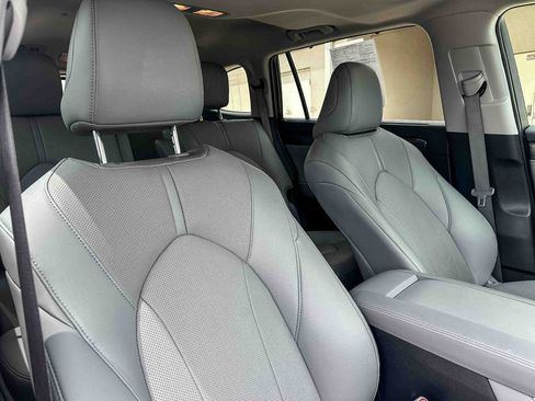 Used 2023 Toyota Highlander Limited image 25