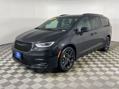 New 2026 Chrysler Pacifica Select w/ S Appearance Package