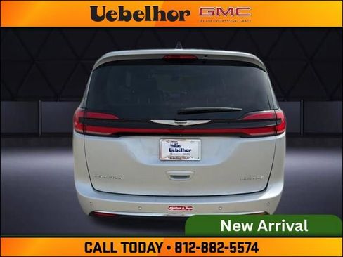 Used 2024 Chrysler Pacifica Limited image 9