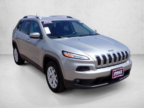 Used 2018 Jeep Cherokee Latitude Plus w/ Cold Weather Group AWD/4WD image 6