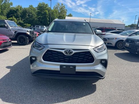 Used 2024 Toyota Highlander XLE AWD/4WD image 8