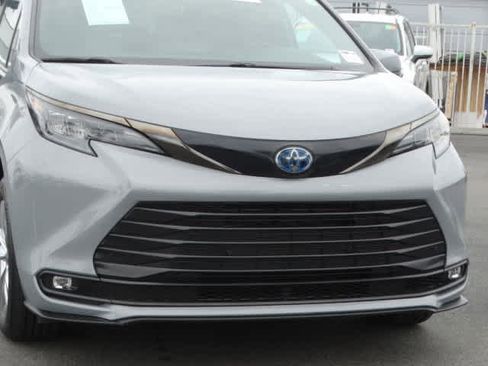 Certified 2023 Toyota Sienna XLE Woodland Edition image 4