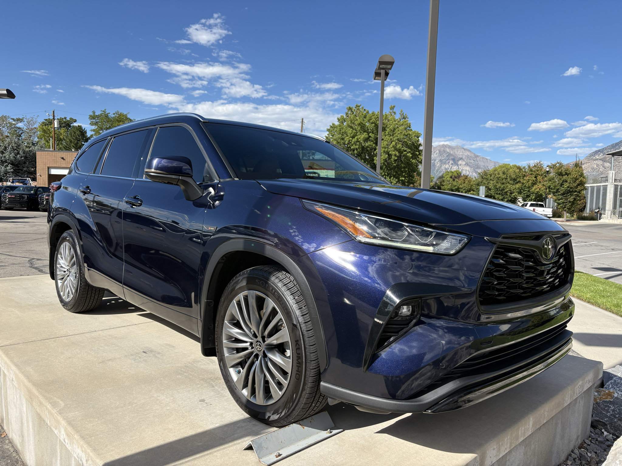 Used 2022 Toyota Highlander Platinum AWD/4WD image 1