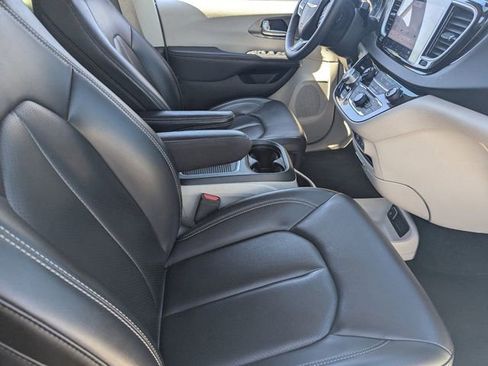 Used 2023 Chrysler Pacifica Touring-L image 11