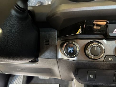 Used 2017 Toyota Tacoma TRD Sport w/ Tow Package AWD/4WD image 29