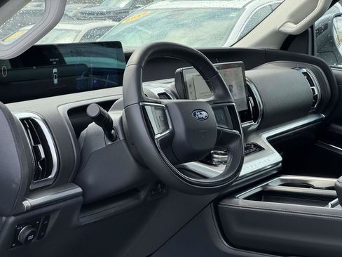 Used 2025 Ford Expedition Platinum AWD/4WD image 9