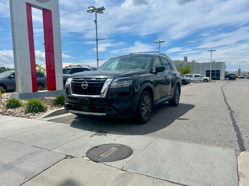 Used 2023 Nissan Pathfinder SL w/ SL Premium Package AWD/4WD image 2