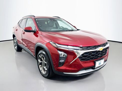 Used 2025 Chevrolet Trax LT FWD image 3