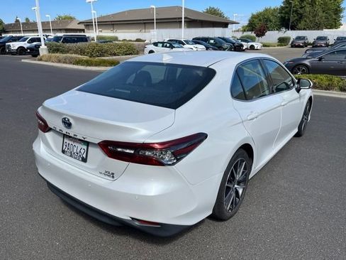 Used 2022 Toyota Camry XLE w/ Navigation Upgrade Package FWD image 4