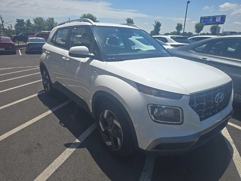 Used 2025 Hyundai Venue FWD image 3