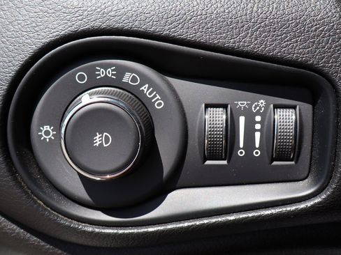 Used 2023 Jeep Renegade Latitude w/ Sun & Fun Group image 19