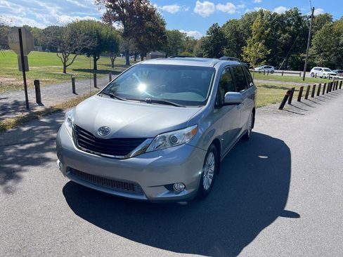 Used 2012 Toyota Sienna XLE image 5