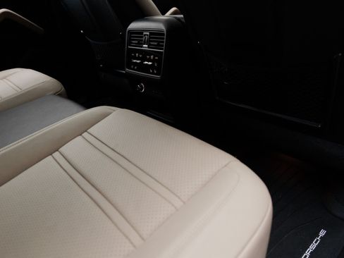 Certified 2025 Porsche Cayenne E-Hybrid Coupe AWD/4WD image 36