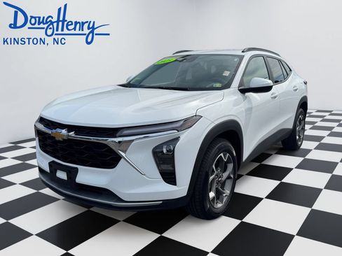Used 2025 Chevrolet Trax LT FWD image 1