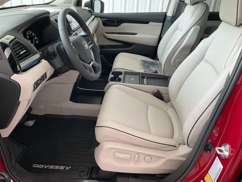 New 2026 Honda Odyssey Touring image 4