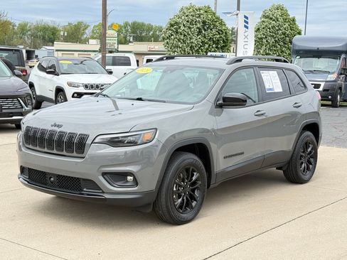 Used 2023 Jeep Cherokee Altitude Lux AWD/4WD image 3