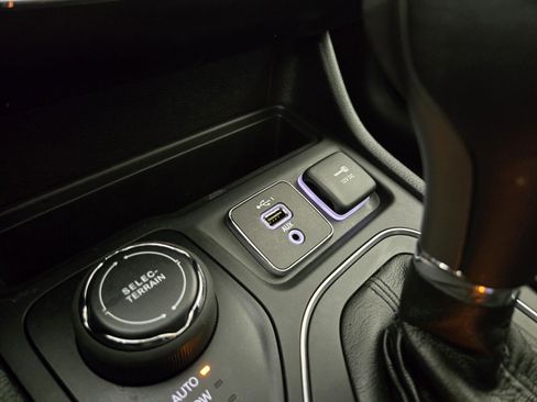 Used 2022 Jeep Cherokee Latitude w/ Sun & Sound Group AWD/4WD image 26