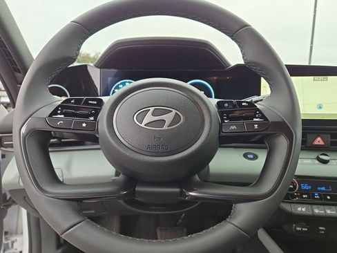 New 2025 Hyundai Elantra Limited image 18