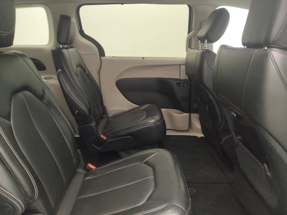 Used 2024 Chrysler Pacifica Touring-L FWD image 19