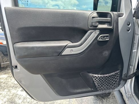 Used 2015 Jeep Wrangler Unlimited Rubicon w/ Connectivity Group AWD/4WD image 12