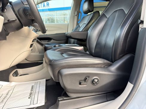 Used 2023 Chrysler Pacifica Touring-L image 25