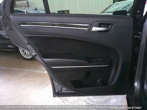 Used 2019 Chrysler 300 Limited image 18