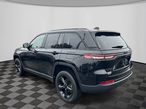 Used 2023 Jeep Grand Cherokee Altitude AWD/4WD image 3