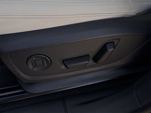 Certified 2025 Audi Q3 2.0T Premium Plus w/ Premium Plus Package image 19