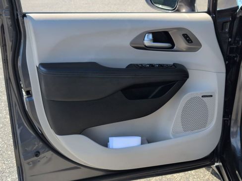 Certified 2018 Chrysler Pacifica Limited w/ Tire & Wheel Group image 13