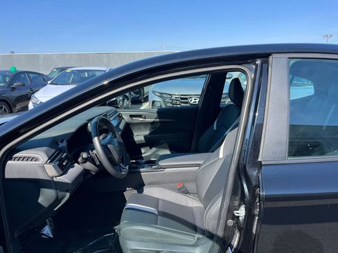 Used 2025 Toyota Camry SE image 27