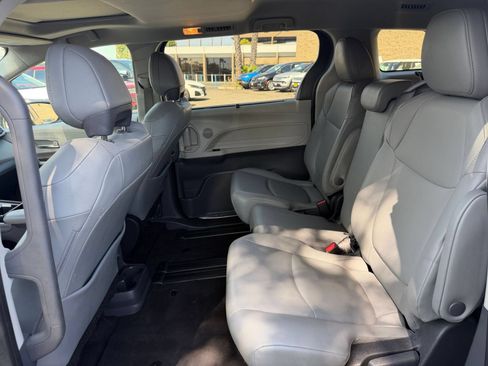 Used 2024 Toyota Sienna XLE FWD image 21