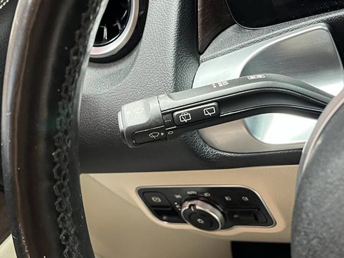 Used 2020 Mercedes-Benz GLB 250 4MATIC w/ Premium Package image 16