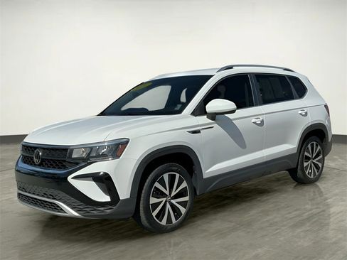 Used 2024 Volkswagen Taos SE image 1