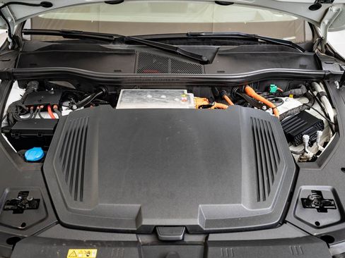 Used 2021 Audi e-tron Prestige w/ Prestige Package image 36