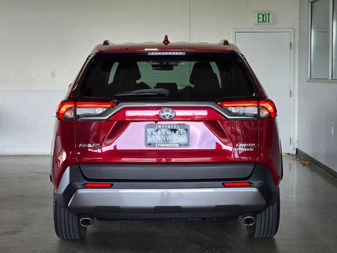 Used 2020 Toyota RAV4 Limited AWD/4WD image 5