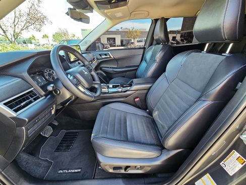 Used 2025 Mitsubishi Outlander SE image 17