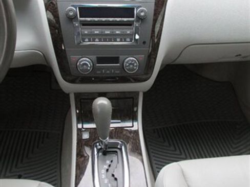 Used 2010 Cadillac DTS Luxury image 35