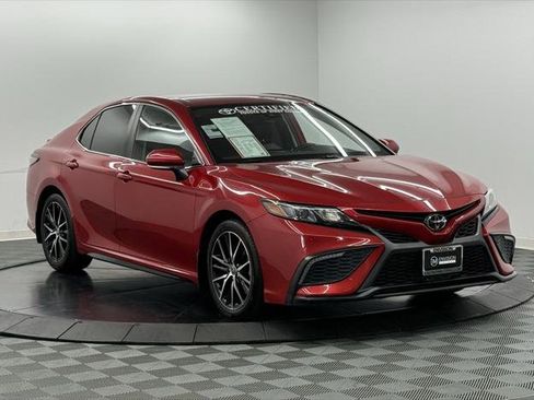 Certified 2022 Toyota Camry SE image 5