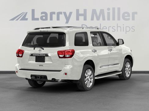 Used 2019 Toyota Sequoia Platinum w/ Preferred Accessory Package AWD/4WD image 2