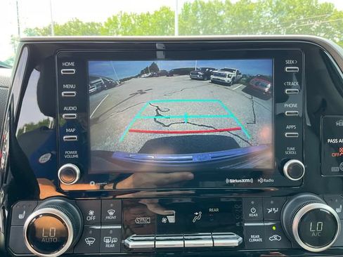 Used 2021 Toyota Highlander XLE AWD/4WD image 15