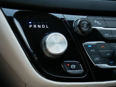 Used 2018 Chrysler Pacifica Touring-L FWD image 24