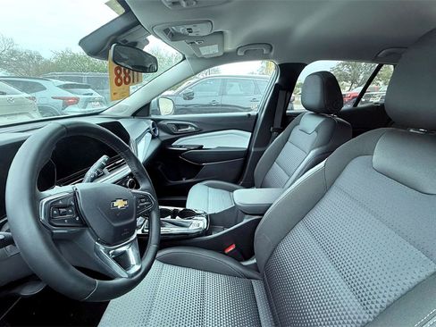 Used 2025 Chevrolet Trax LT w/ LT Convenience Package image 10