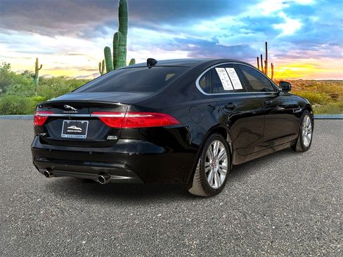 Used 2017 Jaguar XF Premium image 4
