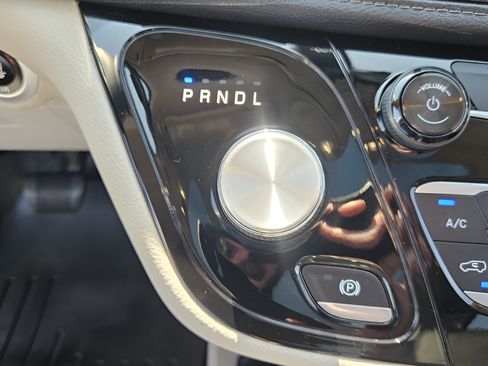 Used 2018 Chrysler Pacifica Limited FWD image 19