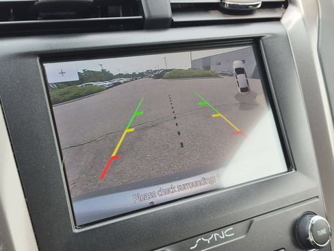 Used 2020 Ford Fusion SE FWD image 29