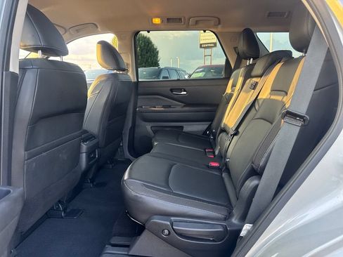 Used 2025 Nissan Pathfinder SL AWD/4WD image 15