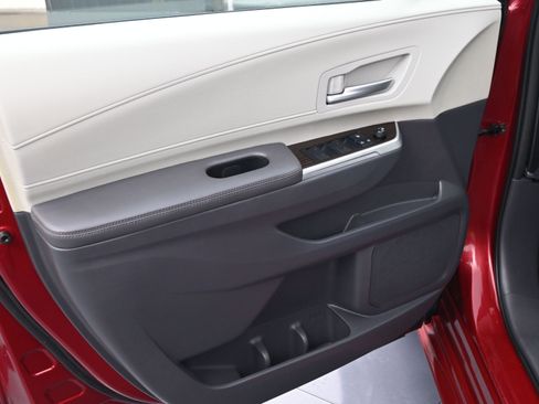 Used 2021 Toyota Sienna XLE image 21