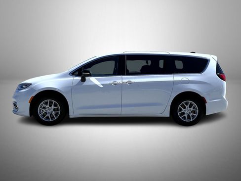 Used 2025 Chrysler Pacifica Select FWD image 8