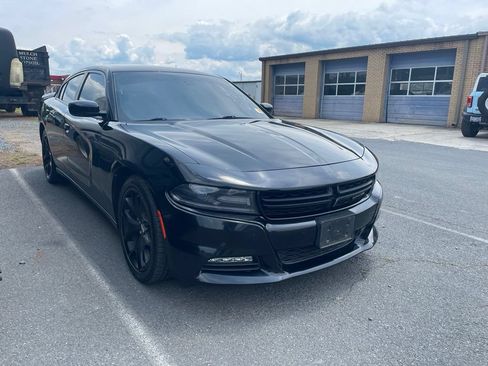 Used 2017 Dodge Charger SXT RWD image 2
